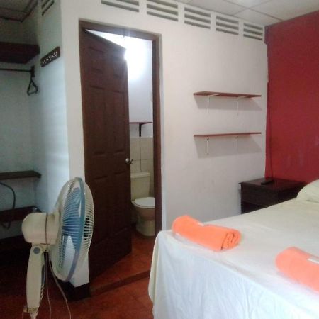 Hostal El Jardin Leon Bagian luar foto