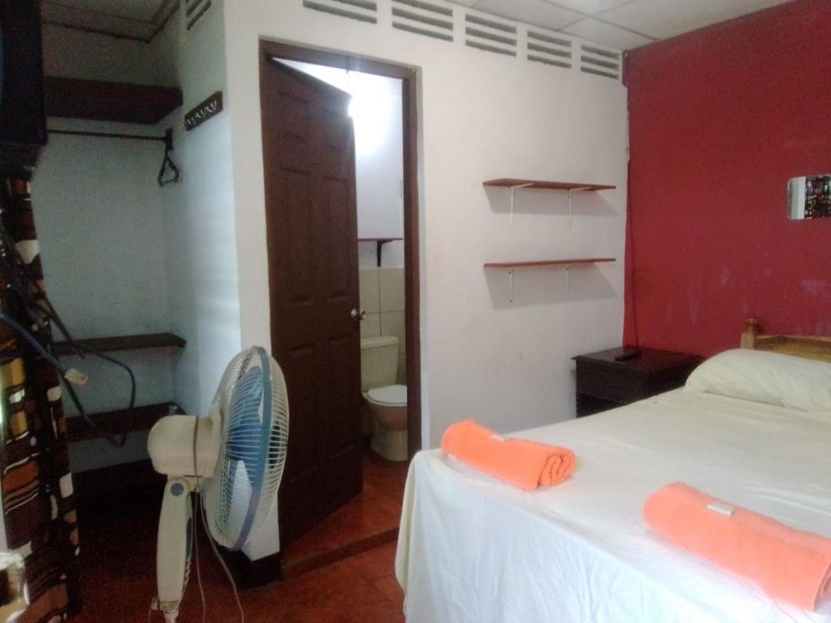 Hostal El Jardin Leon Bagian luar foto