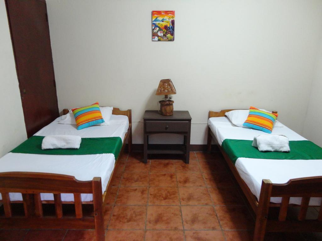 Hostal El Jardin Leon Bagian luar foto