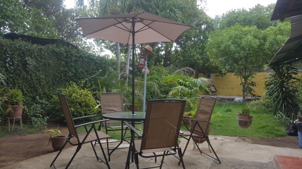 Hostal El Jardin Leon Bagian luar foto