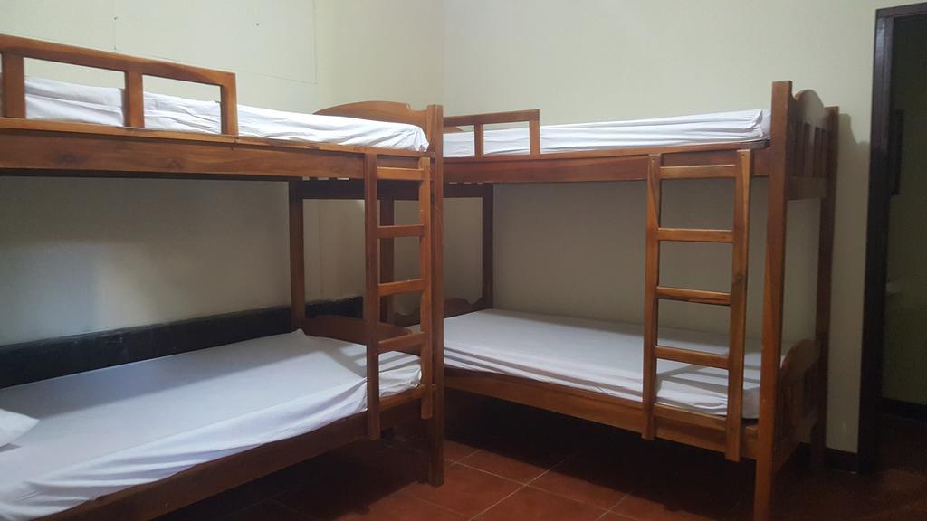 Hostal El Jardin Leon Bagian luar foto