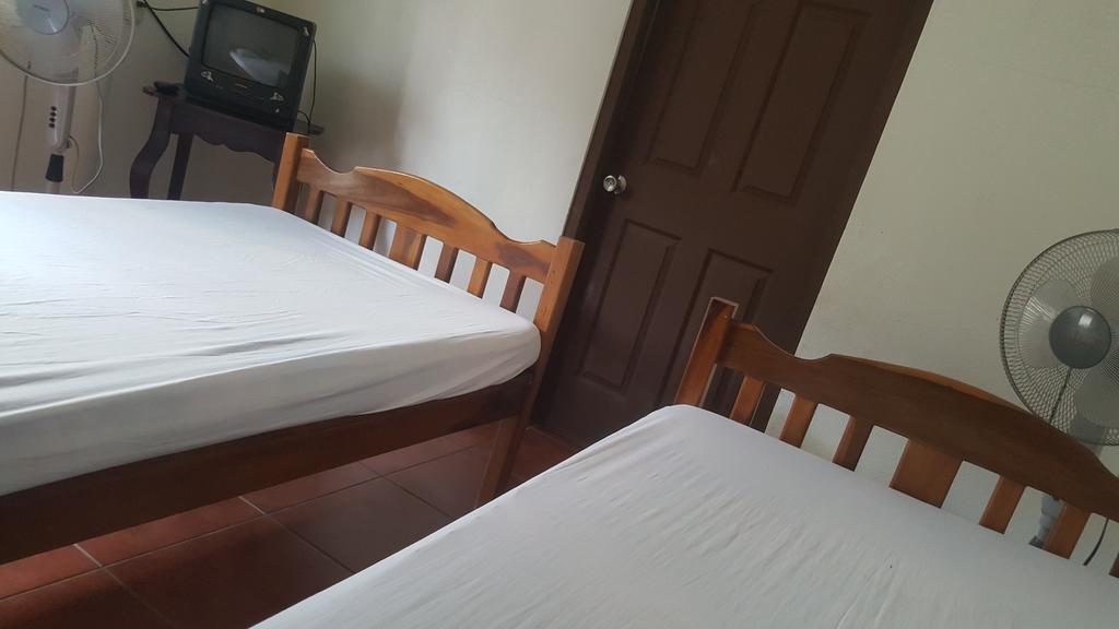 Hostal El Jardin Leon Bagian luar foto