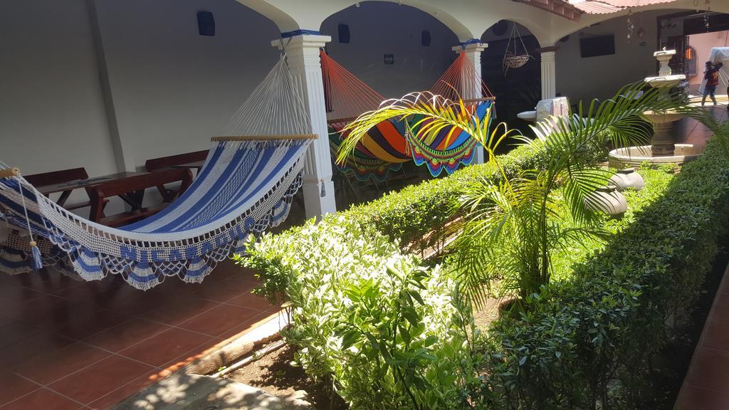 Hostal El Jardin Leon Bagian luar foto