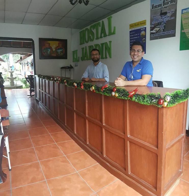 Hostal El Jardin Leon Bagian luar foto