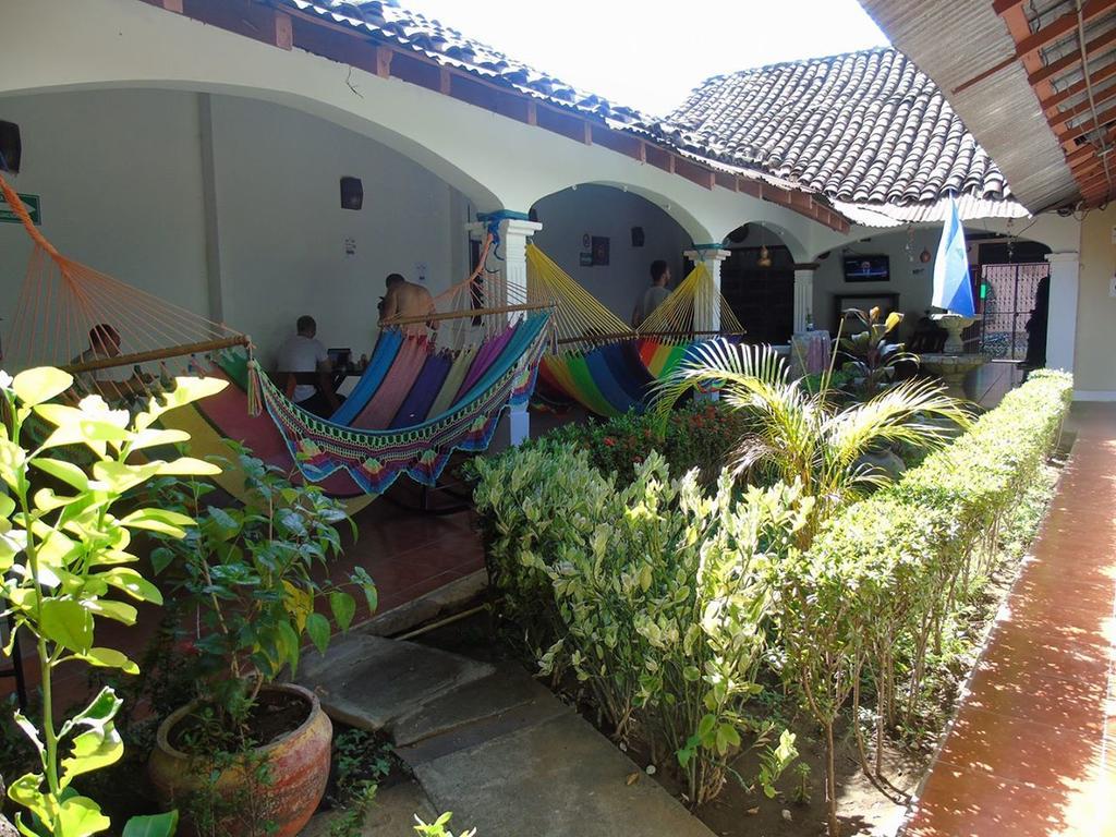 Hostal El Jardin Leon Bagian luar foto
