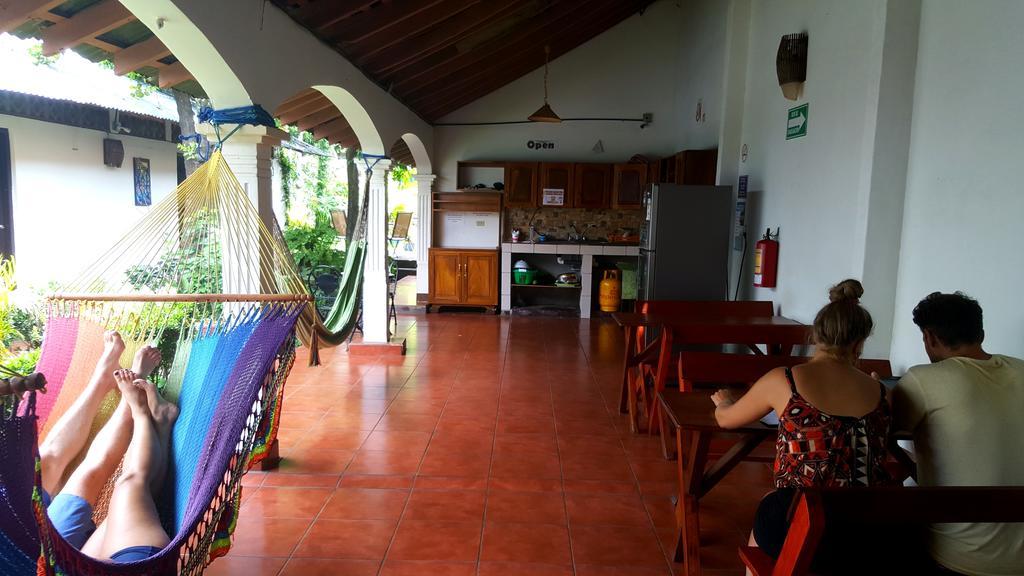 Hostal El Jardin Leon Bagian luar foto